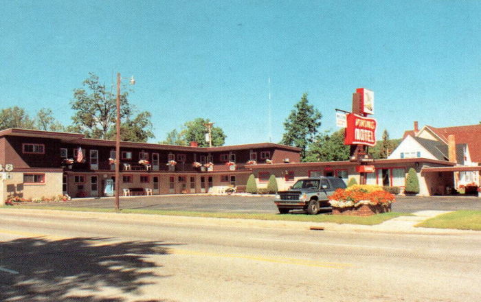 Viking Motel - Old Postcard (newer photo)